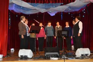 Zapeli so glasbeniki na odru in obiskovalci 9